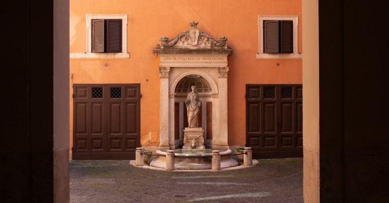 Niche Internship - Fountain in Roma